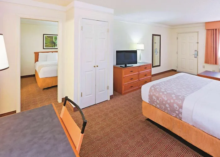 Super 8 By Wyndham San Antonio Near Seaworld Ingram Park Hotel