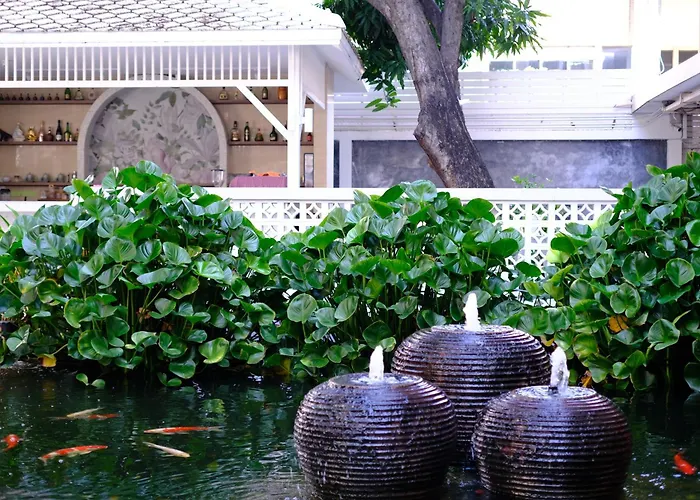 Feung Nakorn Balcony Rooms And Cafe Bangkok