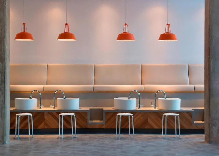 Courtyard By Marriott Calgary South Hotel