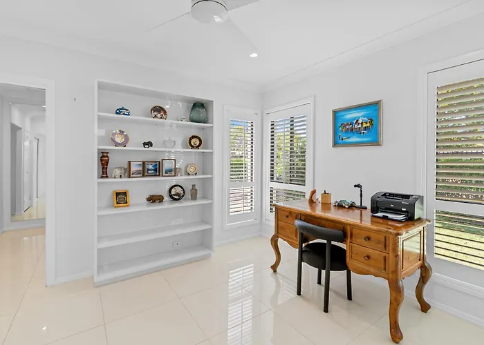 Burleigh Waters Pool Retreat - 4 Bedrooms Sleeps 8 Gold Coast