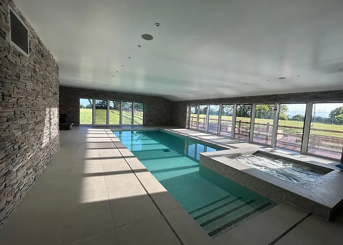 Four Bedroom House With Private Pool - Stunning Countryside Location With Parking Close To Chester City Centre