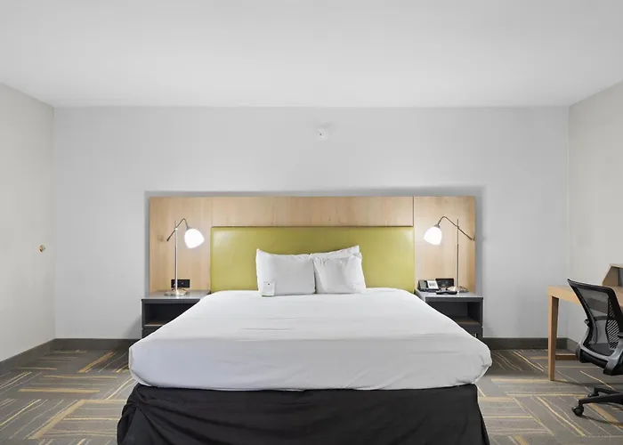 Greentree Inn & Suites Phoenix Sky Harbor