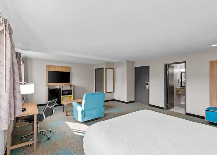 Days Inn & Suites By Wyndham Des Moines Airport