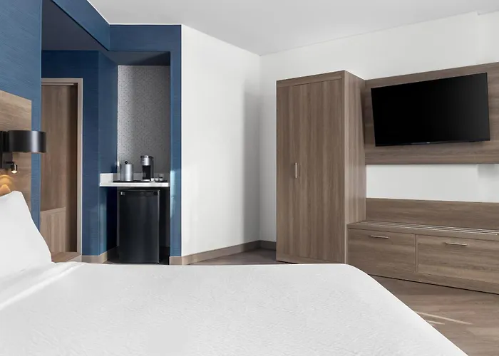 Holiday Inn Express Montreal Airport - St-Laurent By Ihg