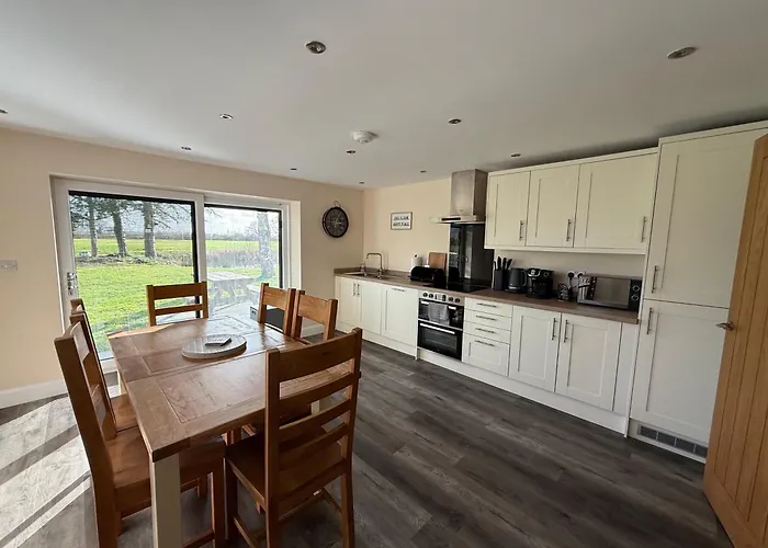 Four Bedroom House With Private Pool - Stunning Countryside Location With Parking Close To Chester City Centre