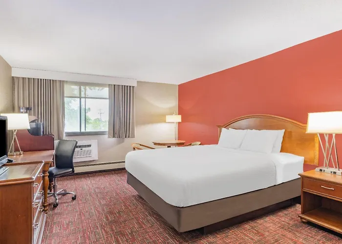 Ramada By Wyndham Grand Forks Hotel