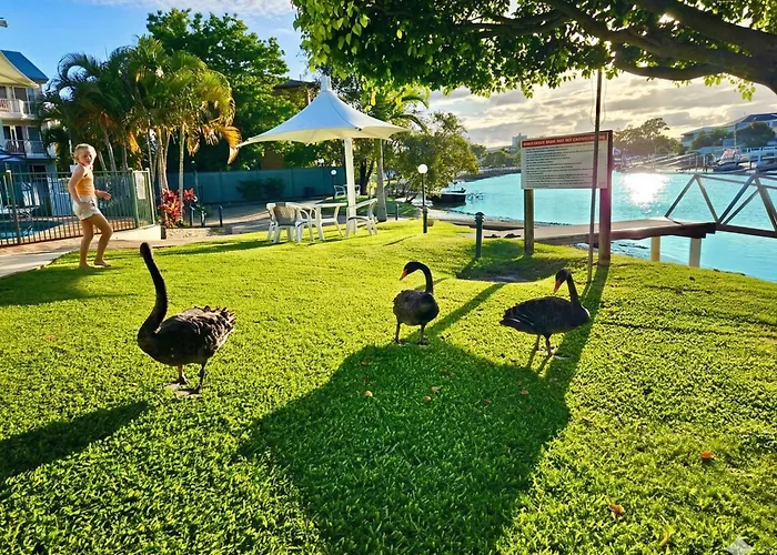 Pelican Cove Waterfront Apartment Gold Coast
