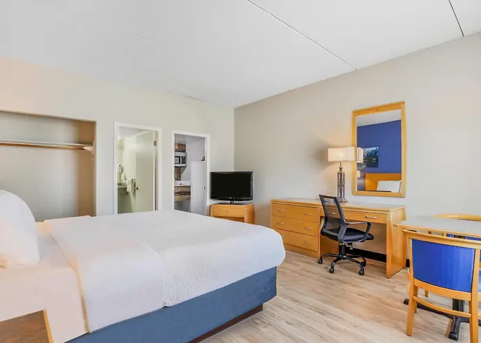 Days Inn By Wyndham Golden