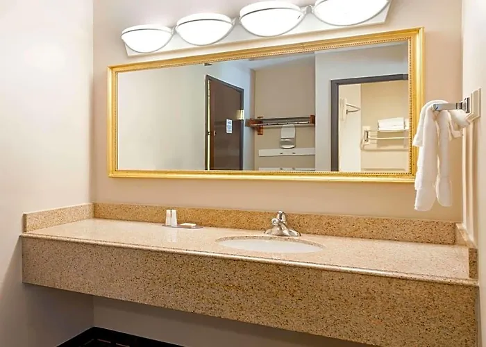 Baymont By Wyndham Memphis East Hotel