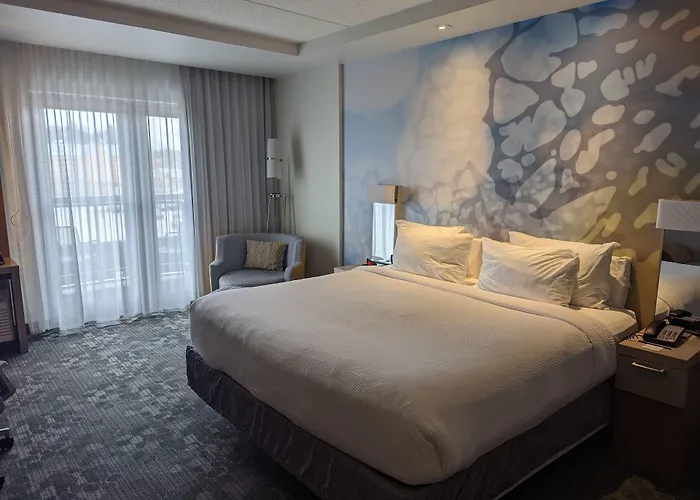 Courtyard By Marriott Holland Downtown Hotel