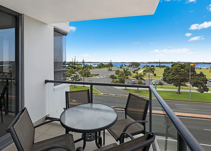 Aqualine Apartments On The Broadwater Gold Coast
