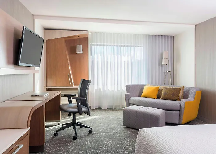 Courtyard By Marriott London Hotel