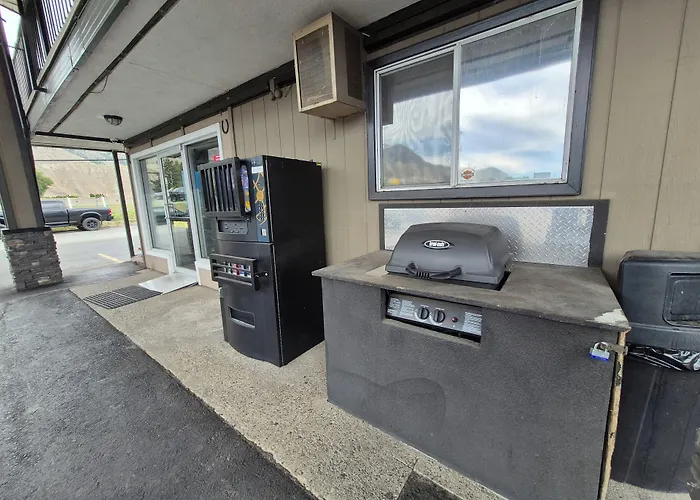 Super 8 By Wyndham Kamloops East Motel