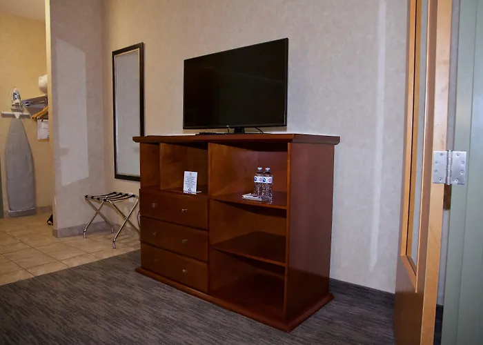 Days Inn & Suites By Wyndham Brooks